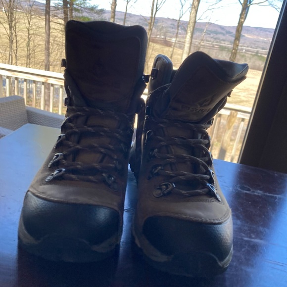 Vasque Gortex Waterproof Hikers - Picture 3 of 5